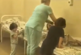 Появилось видео с медсестрой, которая бьет и связывает ребенка